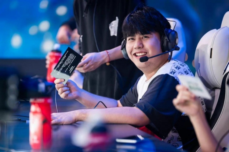 现出超群的 现出超群的