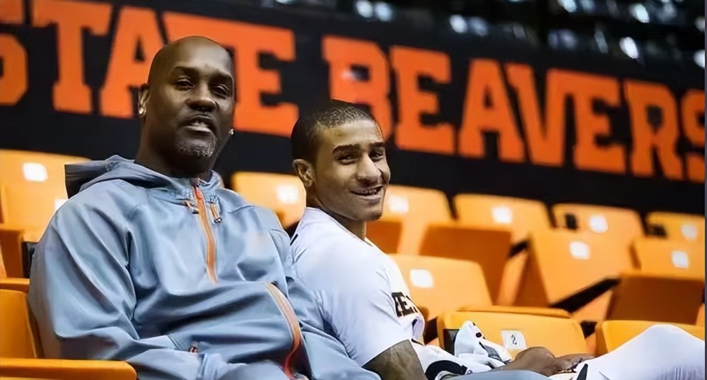 他们手捧球 他们手捧球